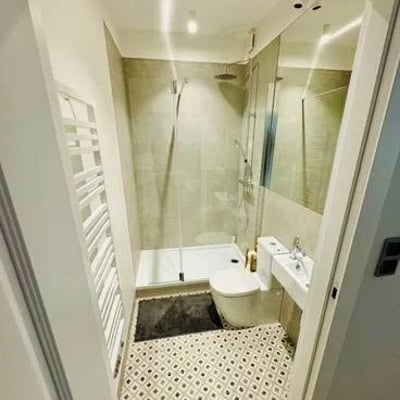 Alquiler de un elegante apartamento amueblado de 3 habitaciones, 74 m², Śródmieście, Varsovia, Polonia